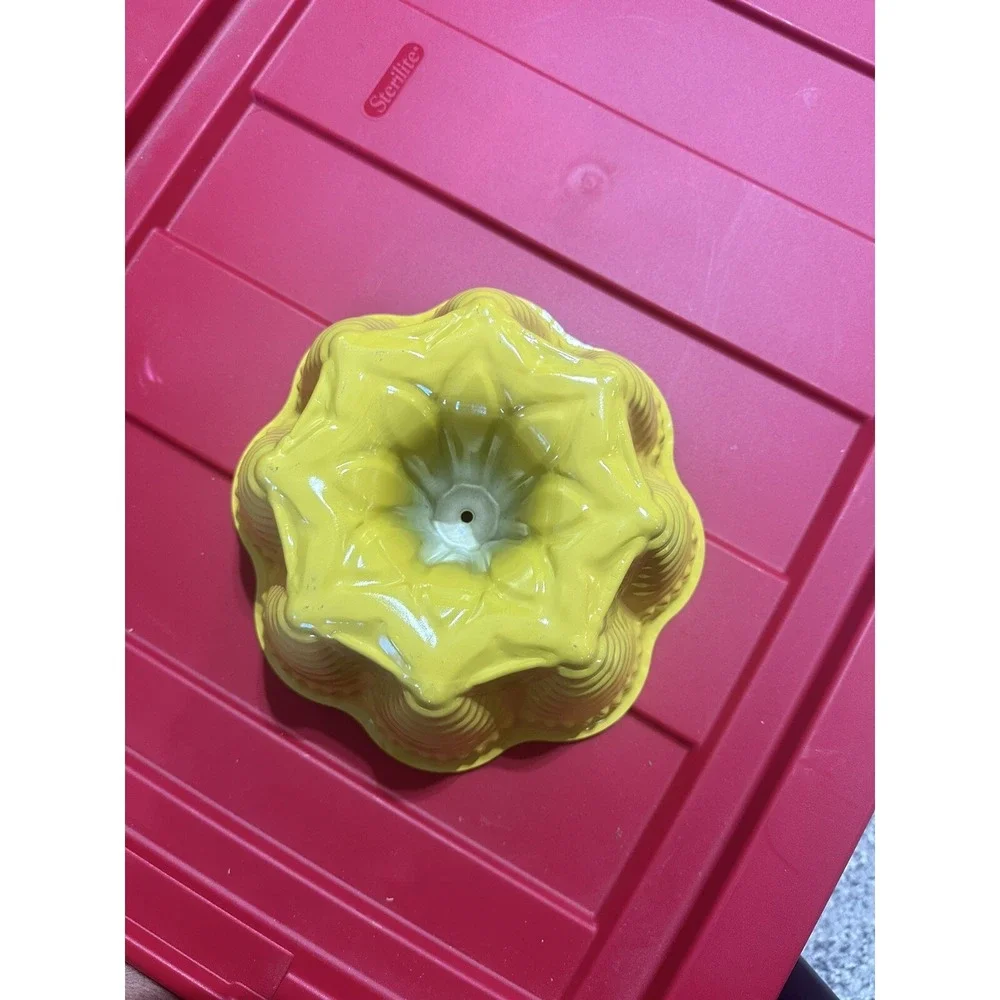 VINTAGE BUNDT FUNNEL‎ CAKE PAN WAVE/CONE/STAR PATTERN - YELLOW/WHITE PAINTED TIN